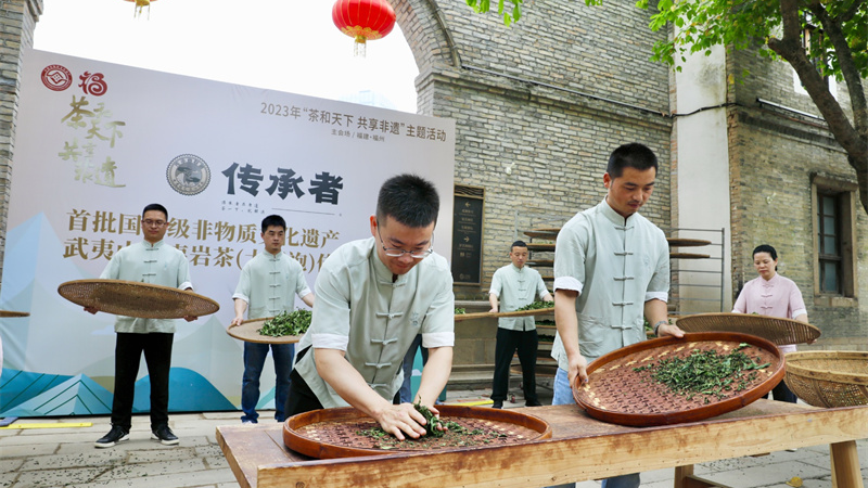 Staff show the making skills of Wuyi rock tea (Dahongpao) during a tea culture event held in Fuzhou, southeast China's Fujian Province, May 21, 2023. /Xinhua