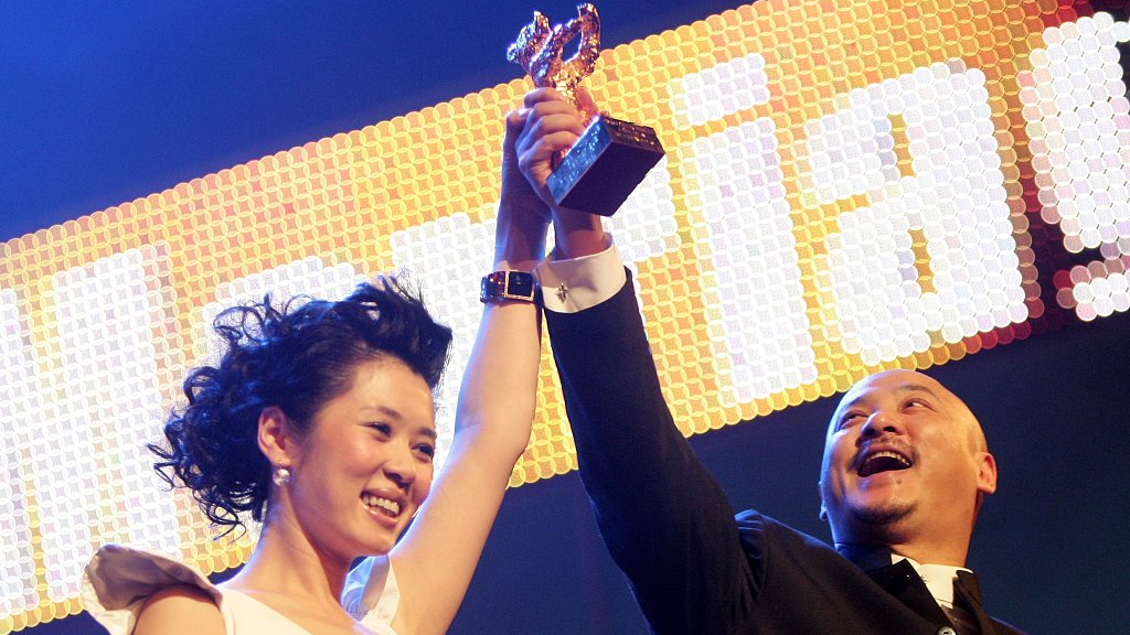 Director Wang Quan'an on the right and actress Yu Nan on the left pose with their award at the Golden Bear Award Ceremony at the 57th Berlin International Film Festival in Berlin, Germany on February 17, 2007. /CFP