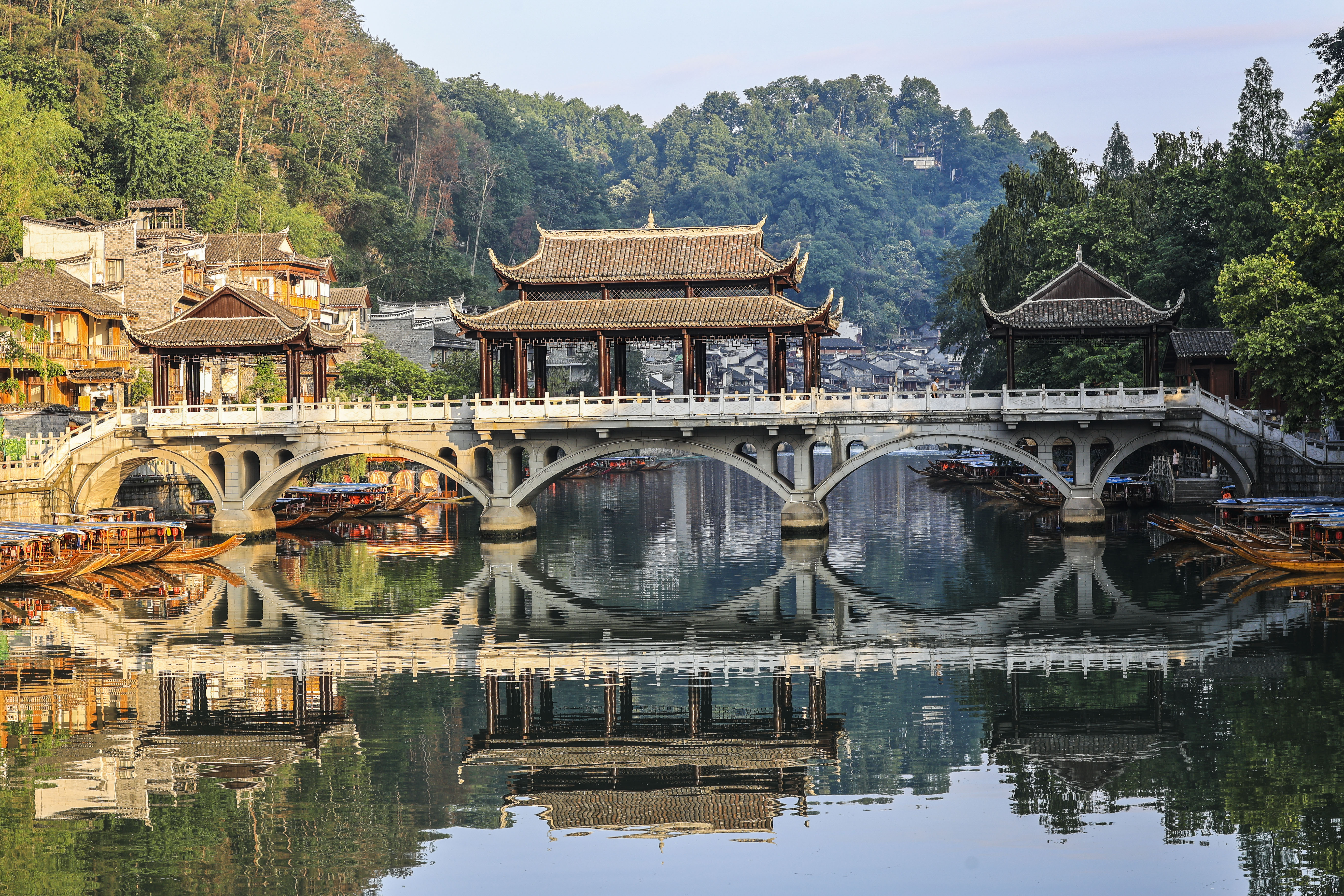 A photo shows traditional buildings and bridges in Fenghuang Ancient Town in Xiangxi, Hunan on May 29, 2023. /CNSPHOTO
