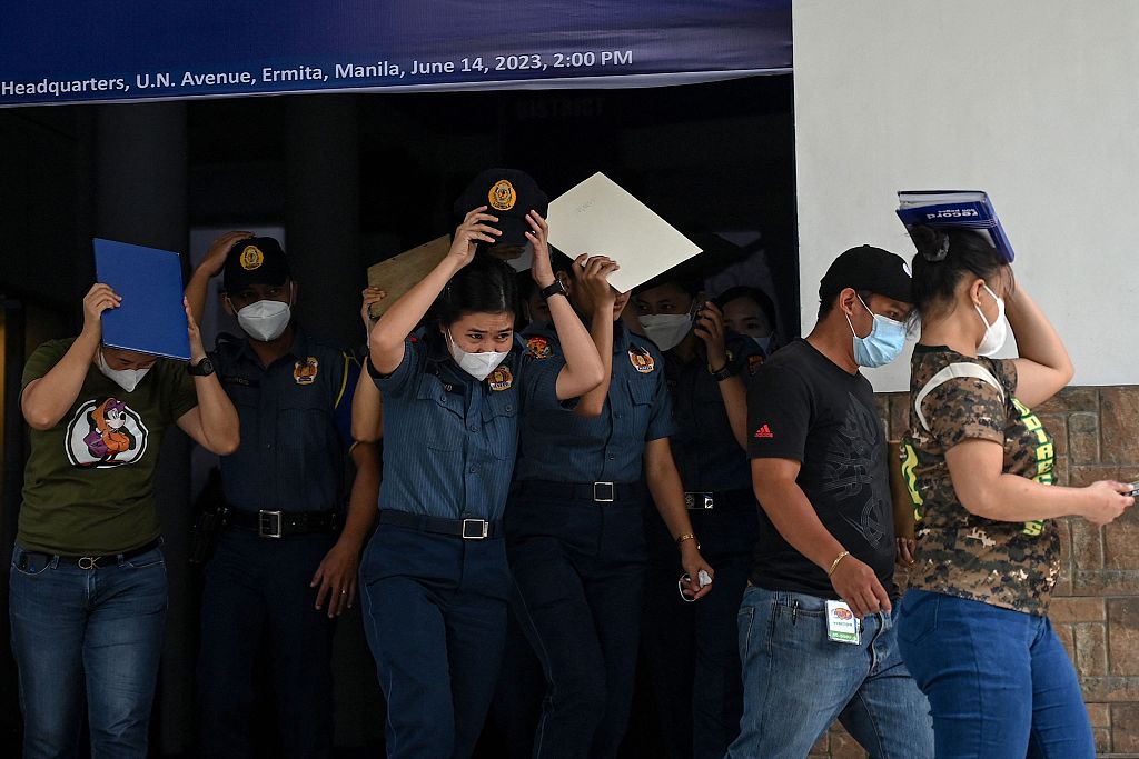 People evacuate the police headquarters building in Manila after an earthquake struck the Philippines, June 15, 2023. /CFP