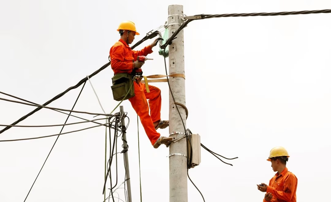 Workers repair an electric grid in Hanoi, Vietnam, July 25, 2019. /Reuters