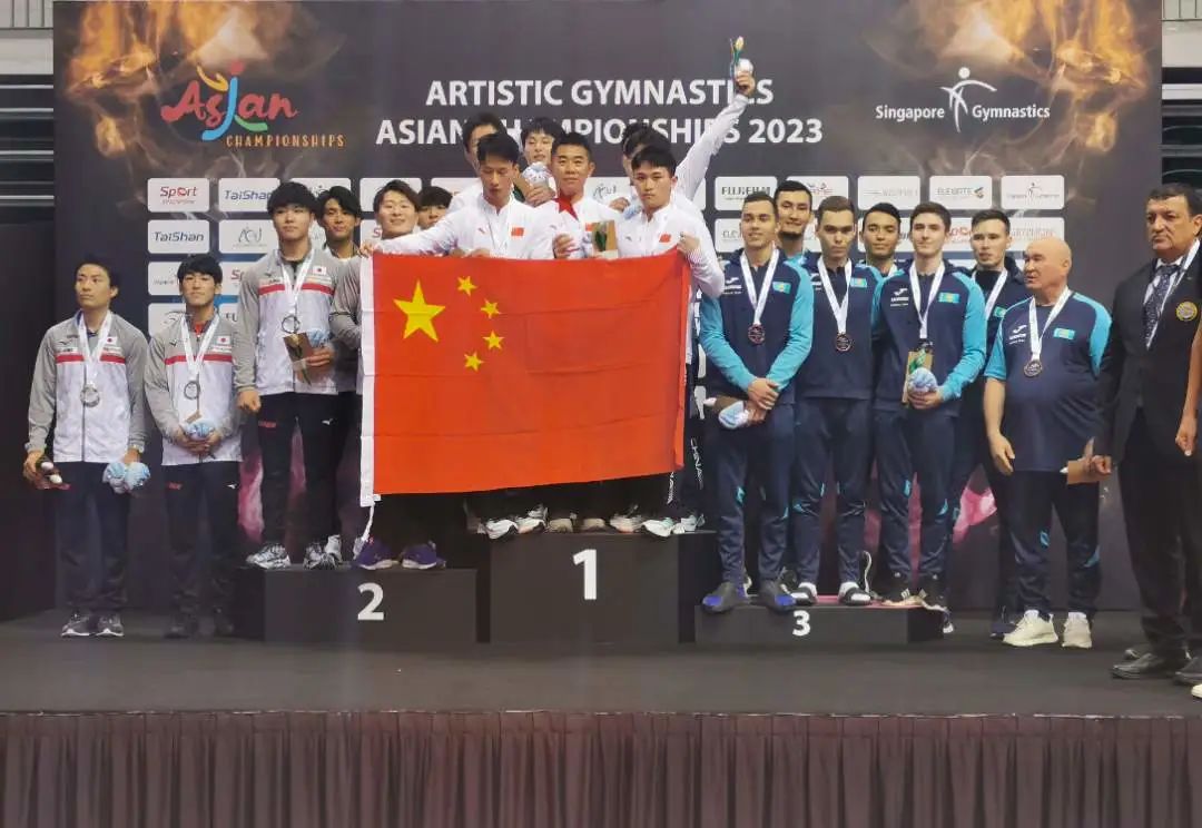 The men's team event awards ceremony at the Asian Artistic Gymnastics Championships in Singapore, June 15, 2023. /People's Daily Sports
