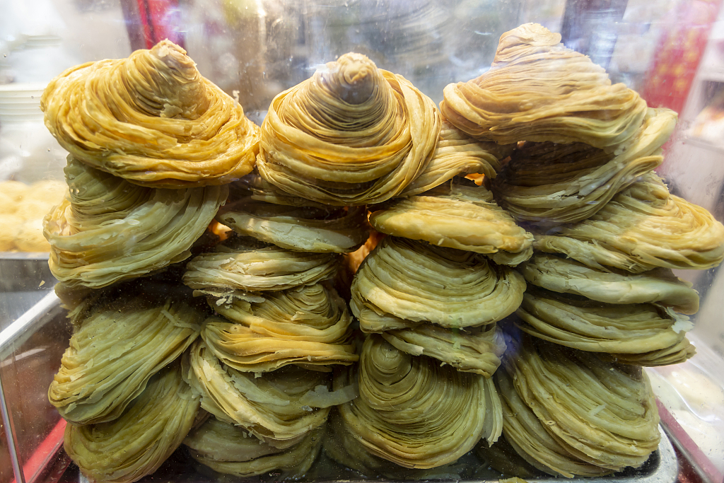 An undated photo shows Wushan crispy cakes at a stall in Hefang Pedestrian Street, Hangzhou, Zhejiang. /CFP

