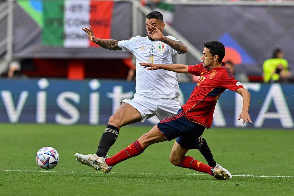 Italy's defender Leonardo Spinazzola (L) fights for the ball with Spain's defender Jesus Navas during the UEFA Nations League 2022/23 semifinal in Enschede, Netherlands, June 15, 2023. /CFP