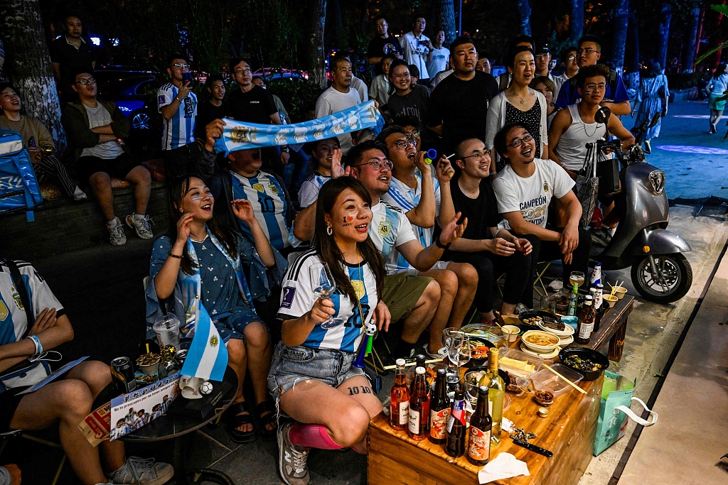 Argentina's Chinese fans watch the television livestream of a friendly match between Australia and Argentina in Beijing, China, June 15, 2023. /CFP