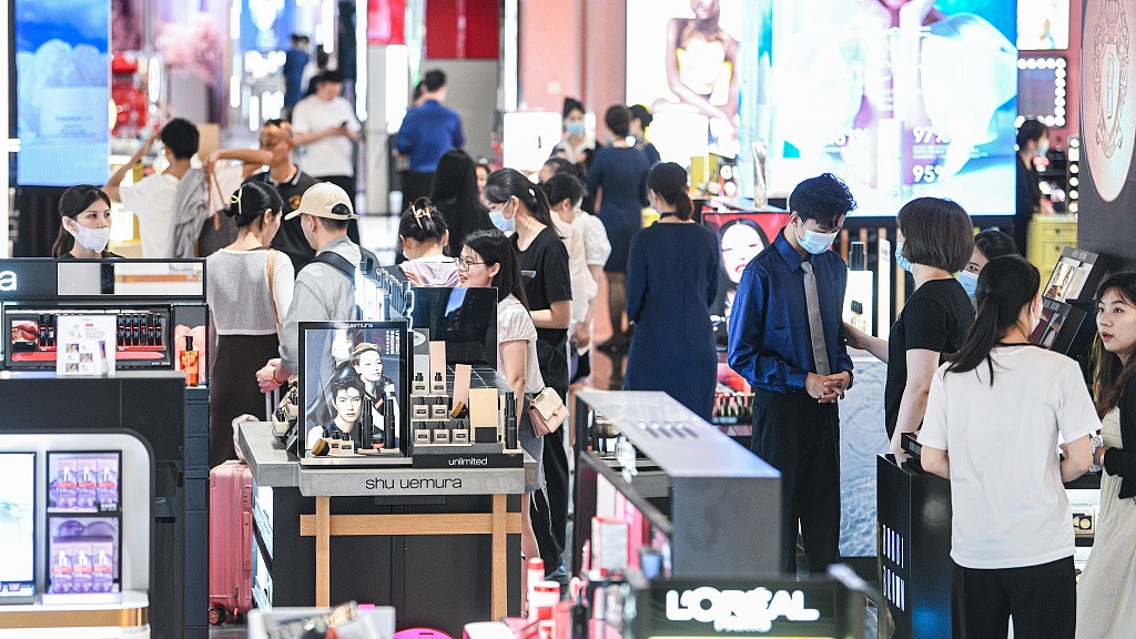 Shoppers at a duty-free mall in China's southernmost Hainan Province, May 1, 2023. /CFP