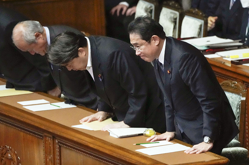 Japanese Prime Minister Fumio Kishida (R) bows in parliament in Tokyo, Japan, June 16, 2023. /CFP