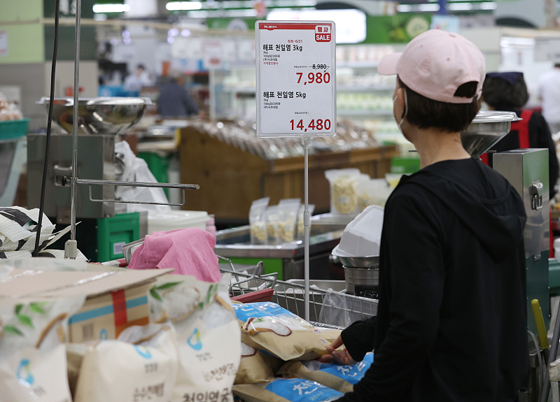 Salt prices have soared in South Korea amid fears over the release of contaminated water from Japan's Fukushima nuclear plant, June 13, 2023. /CFP