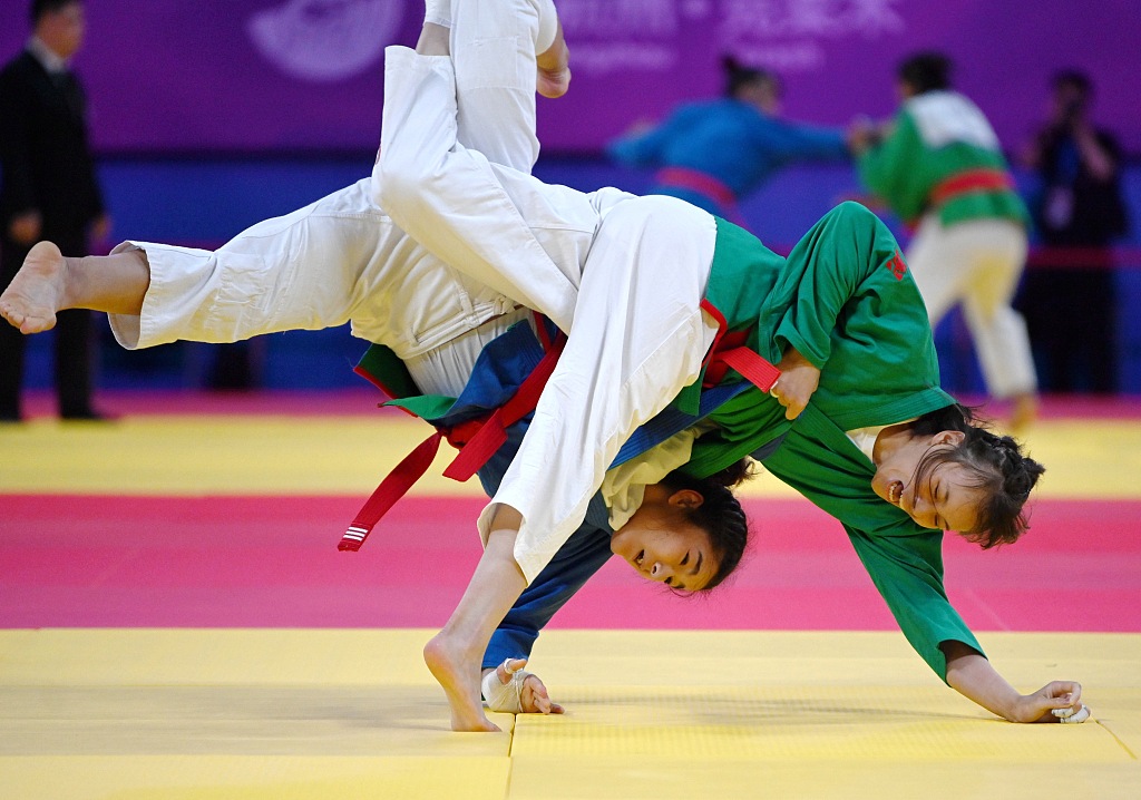 Kurash wrestlers attempt to throw each other to the floor at the Xiaoshan Linpu Gymnasium in Hangzhou, Zhejiang, April 28, 2023. /CFP

