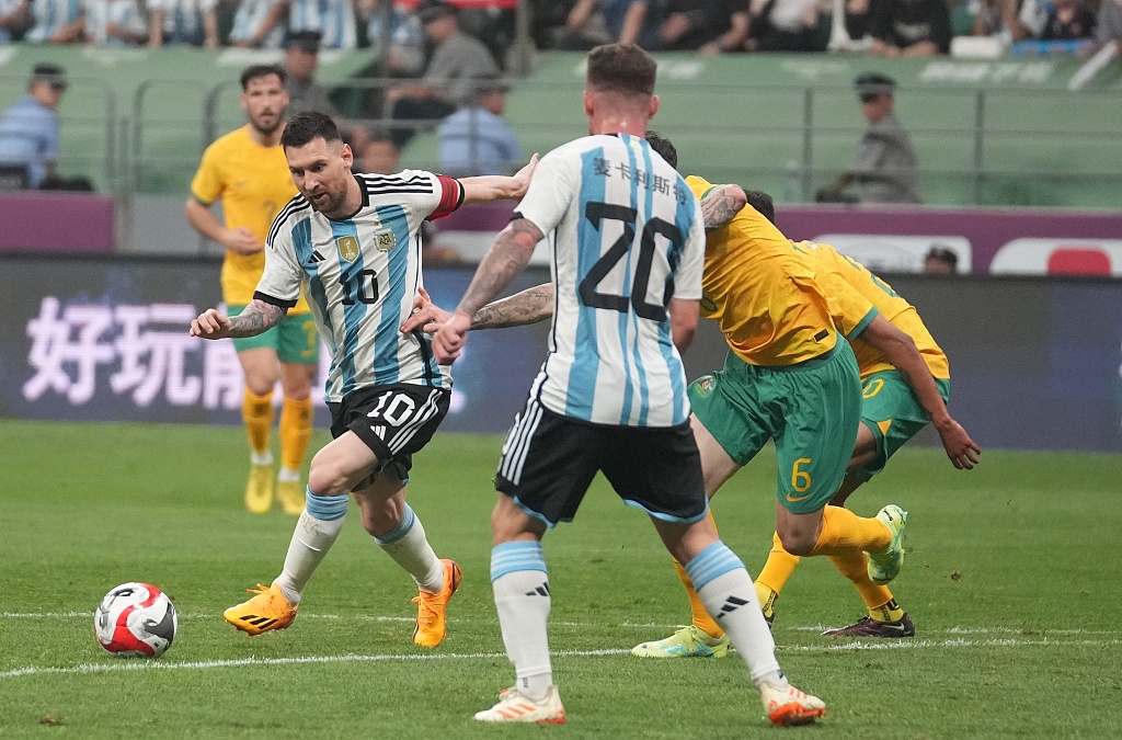 Lionel Messi (#10) of Argentina dribbles in the friendly against Australia at the Workers' Stadium in Beijing, June 15, 2023. /CFP