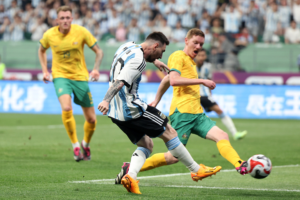 Lionel Messi (#10) of Argentina shoots in the friendly against Australia at the Workers' Stadium in Beijing, June 15, 2023. /CFP