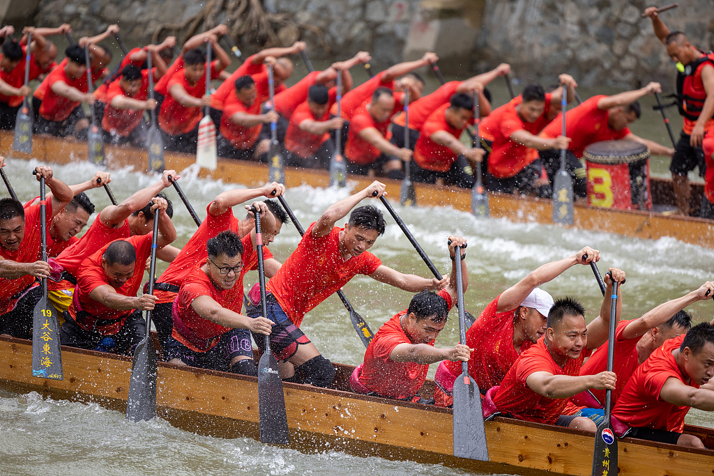 Dragon boat teams race to the finish line in Guangzhou, Guangdong on June 15, 2023. /CFP

