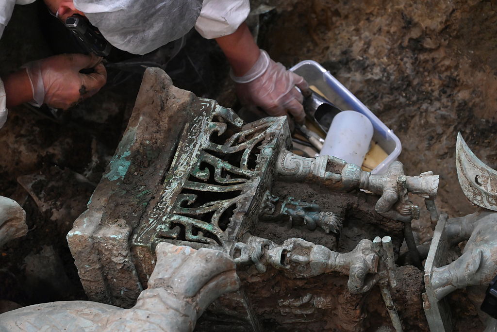 The bronze altar excavated from the No.8 sacrificial pit at Sanxingdui Ruins site in southwest China's Sichuan Province. /CFP
