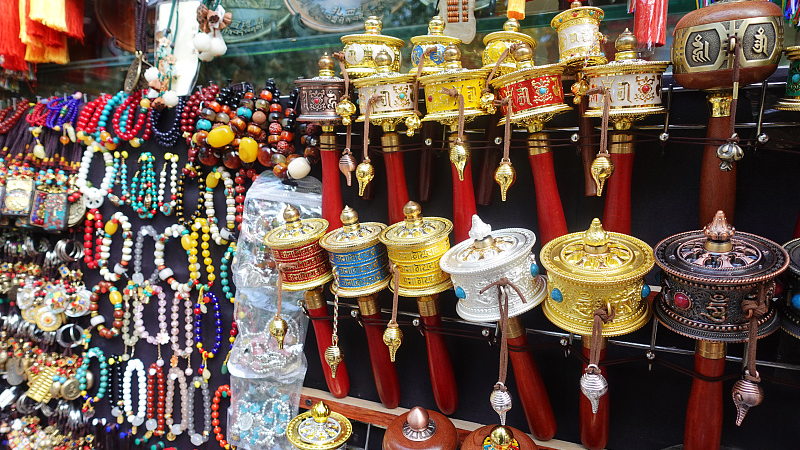 Sourvenirs are displayed at a vendor's stand on a street in Lhasa, Xizang Autonomous Region, August 3, 2022. /CFP