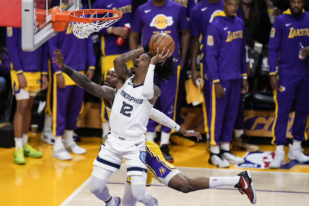 Ja Morant (#12) of the Memphis Grizzlies drives toward the rim in Game 6 of the NBA Western Conference first-round playoffs at Crypto.com Arena in Los Angeles, California, April 28, 2023. /CFP