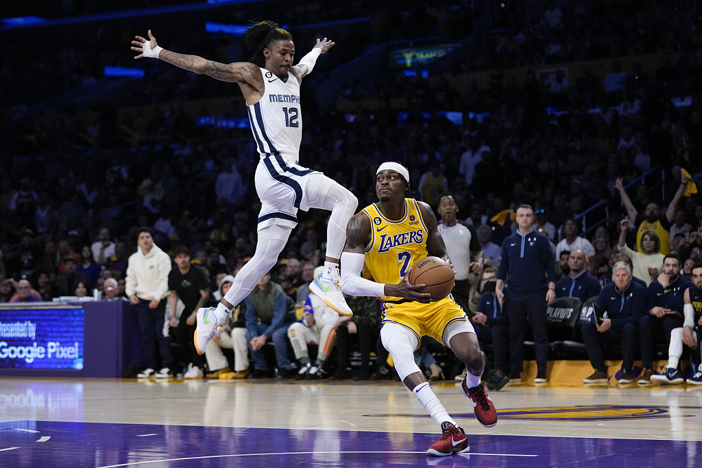 Ja Morant (#12) of the Memphis Grizzlies is tricked to jump by a fake move of Jarred Vanderbilt of the Los Angeles Lakers in Game 4 of the Western Conference first-round playoffs at Crypto.com Arena in Los Angeles, California, April 24, 2023. /CFP 