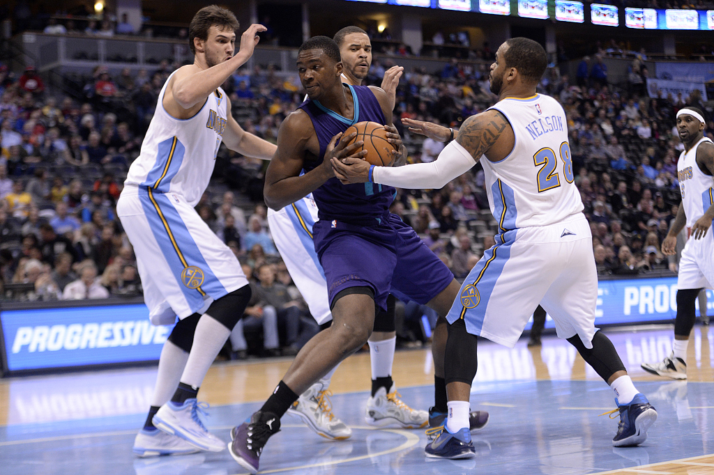 Noah Vonleh (C) of the Charlotte Hornets is surrounded by players of the Denver Nuggets in the game at the Pepsi Center in Denver, Colorado, January 31, 2015. /CFP