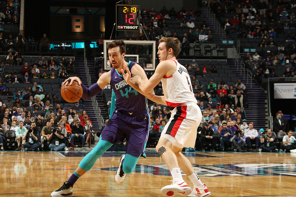 Frank Kaminsky (#44) of the Charlotte Hornets tries to penetrate in the game against the Portland Trail Blazers at Spectrum Center in Charlotte, North Carolina, December 16, 2017. /CFP