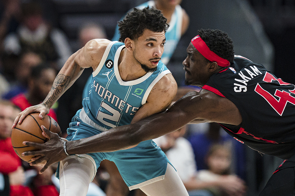 James Bouknight (#2) of the Charlotte Hornets holds the ball in the game against the Toronto Raptors at Spectrum Center in Charlotte, North Carolina, April 4, 2023. /CFP