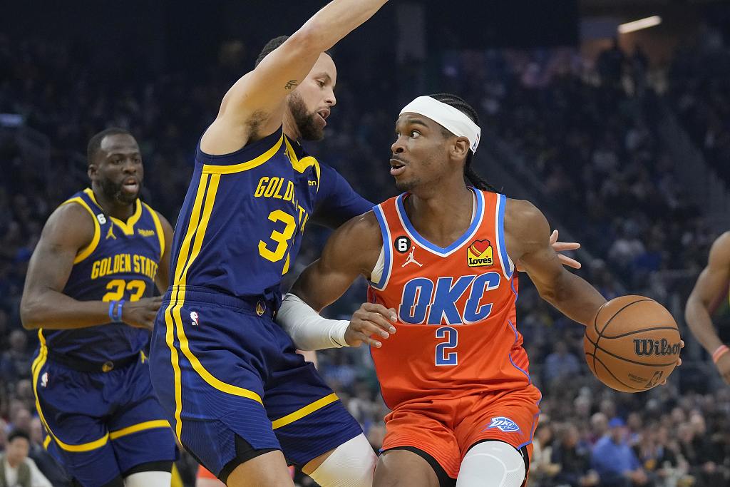 Shai Gilgeous-Alexander (#2) of the Oklahoma City Thunder drives in the game against the Golden State Warriors at the Chase Center in San Francisco, California, April 4, 2023. /CFP