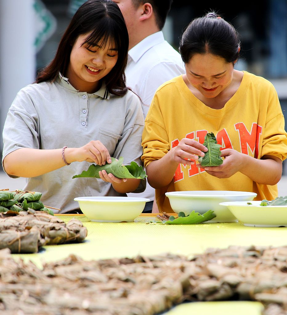 People wrap up glutinous millet dumplings at Laojun Mountain, Henan Province, June 6, 2019. /CFP
