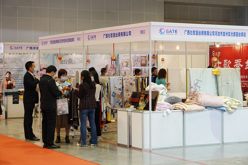 Visitors shop for silk products at the Guangxi ASEAN International Textile and Clothing Industry Expo in Nanning, southwest China's Guangxi Zhuang Autonomous Region, March 17, 2023. /CFP