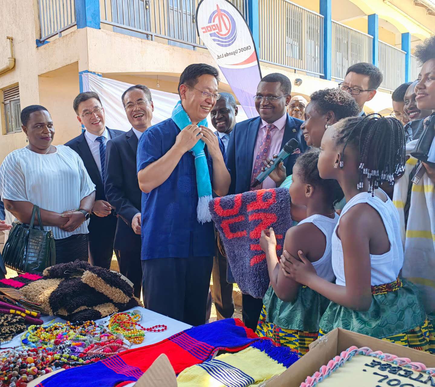 Chinese Ambassador to Uganda Zhang Lizhong welcomed by teachers and students at Entebbe Children Welfare School in Uganda, June 15, 2023. /Chinese embassy to Uganda