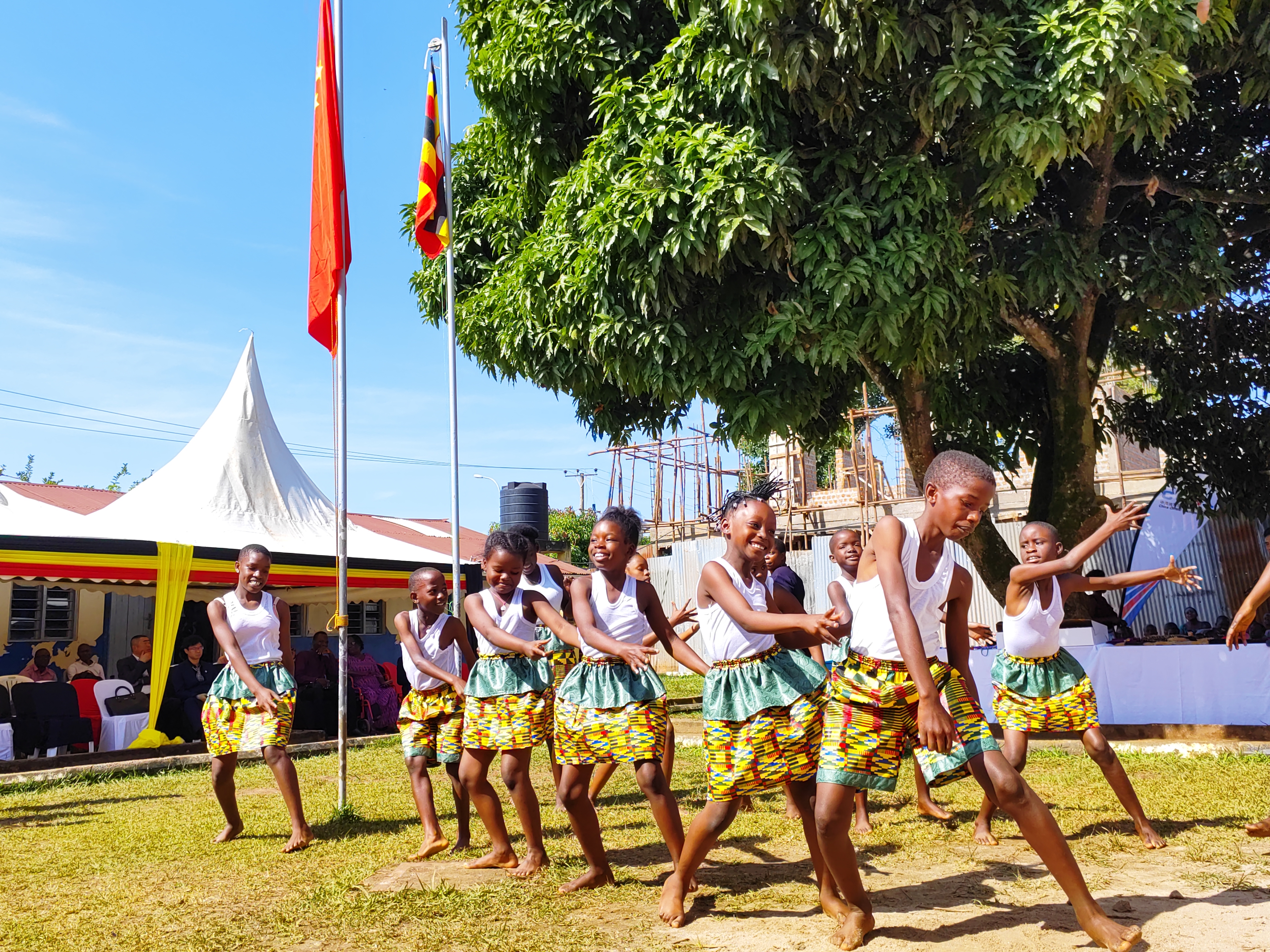 Students at Entebbe Children Welfare School perform a dance at the donation ceremony, June 15, 2023. /CNOOC
