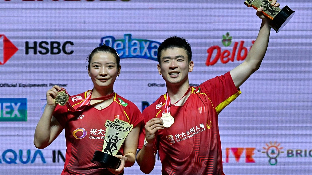 Huang Yaqiong (L) and Zheng Siwei celebrate after winning the mixed doubles title at Indonesia Open in Jakarta, Indonesia, June 18, 2023. /CFP