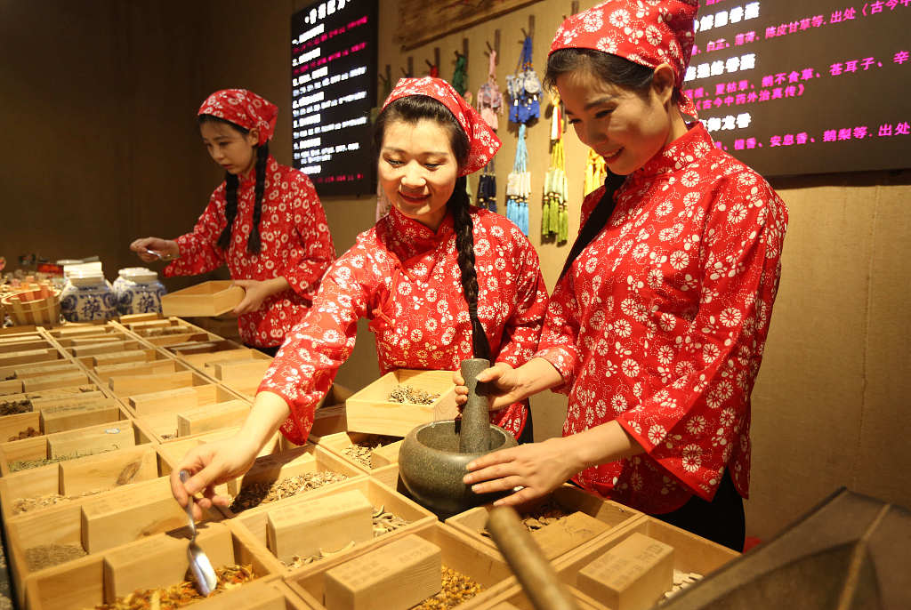 Craftspeople prepare traditional sachets to welcome the Duanwu Festival in Zhuquan Village, Xinnan County, Shandong Province, on June 18, 2023. /CFP