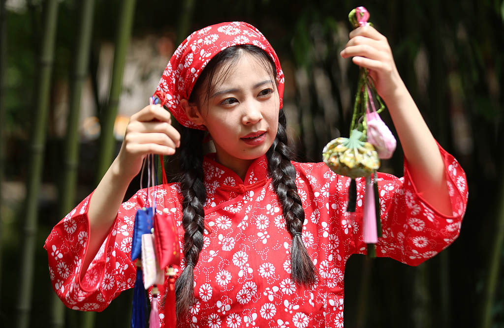 A craftsperson prepares traditional sachets to welcome the Duanwu Festival in Zhuquan Village, Xinnan County, Shandong Province, on June 18, 2023. /CFP