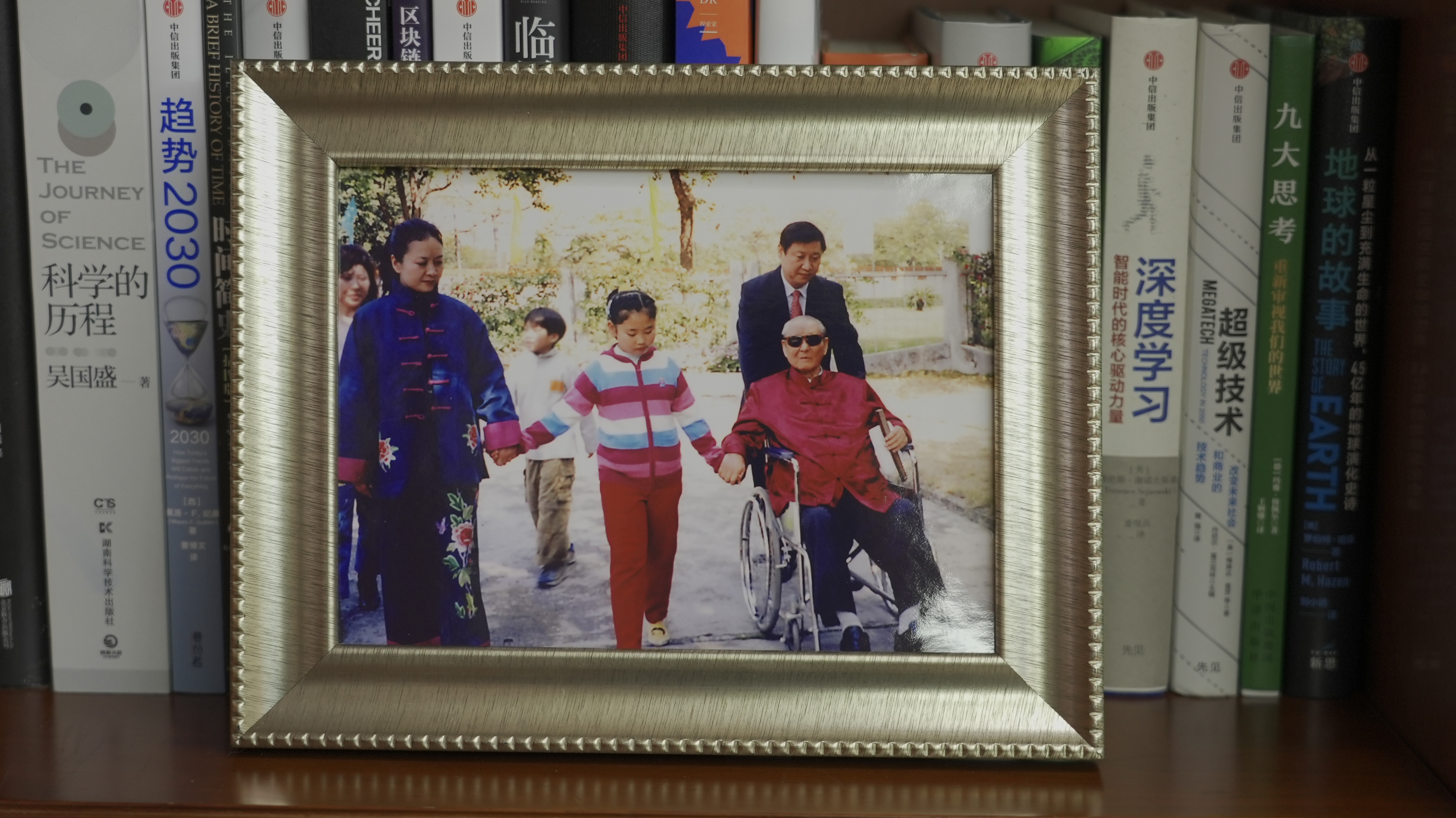 A file photo showing Xi Jinping (R, back) with his father Xi Zhongxun (R, front), his wife (L, front) and his daughter (C, front). /CMG