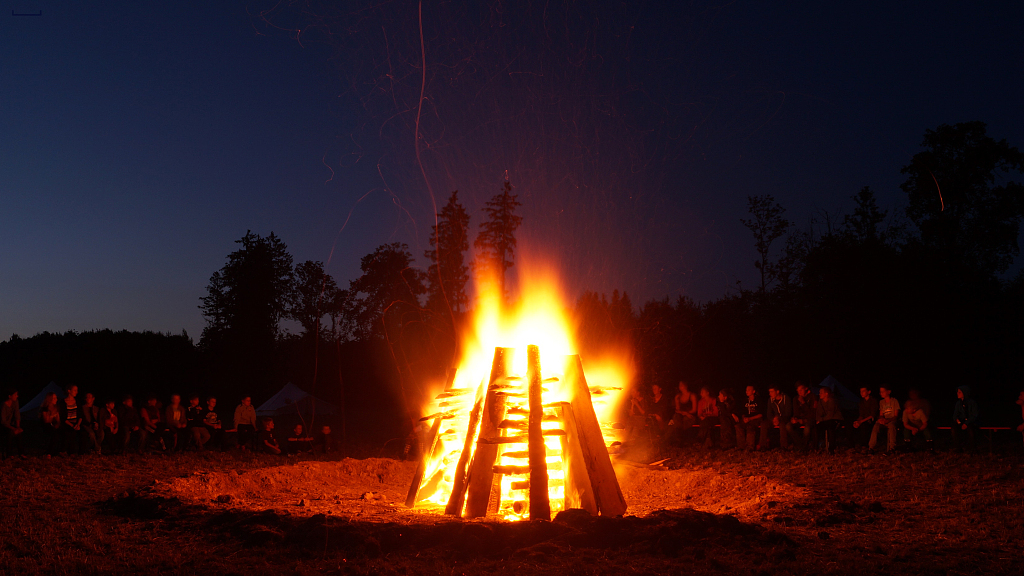 Live: Bonfire party in Xizang's Tashi Qudeng