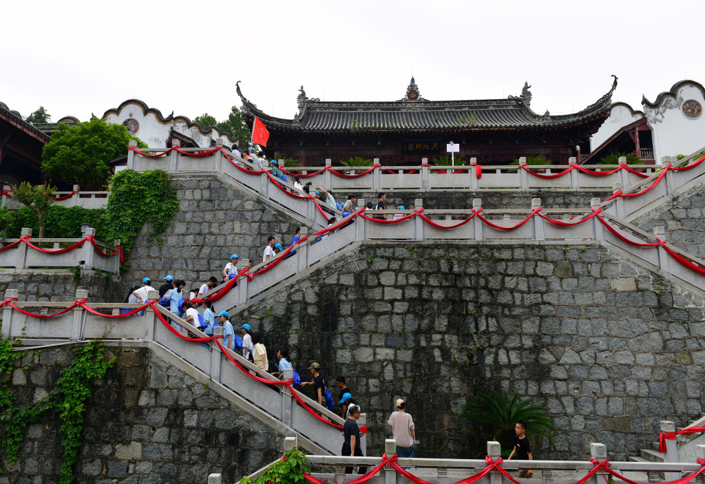 Students visit the Qu Yuan memorial temple in Zigui County, Hubei Province, ahead of the Dragon Boat Festival, May 13, 2023. /CFP