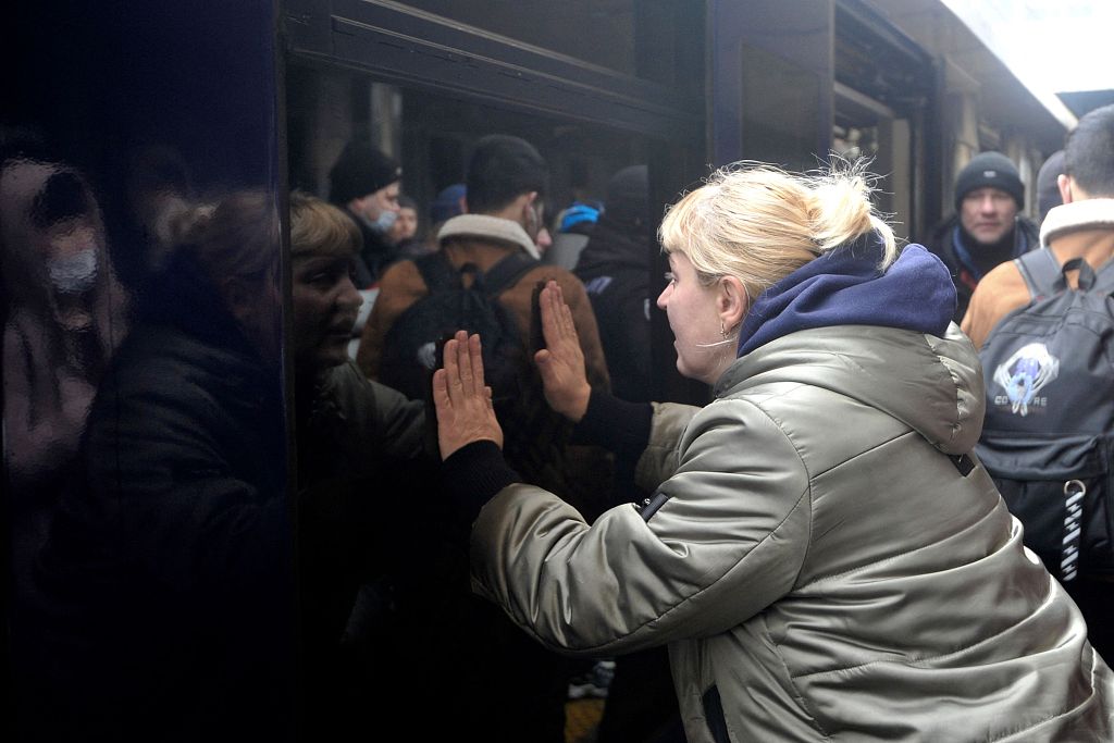 A woman says goodbye as a train with evacuees is about to leave Kyiv's railway station on March 2, 2022./CFP