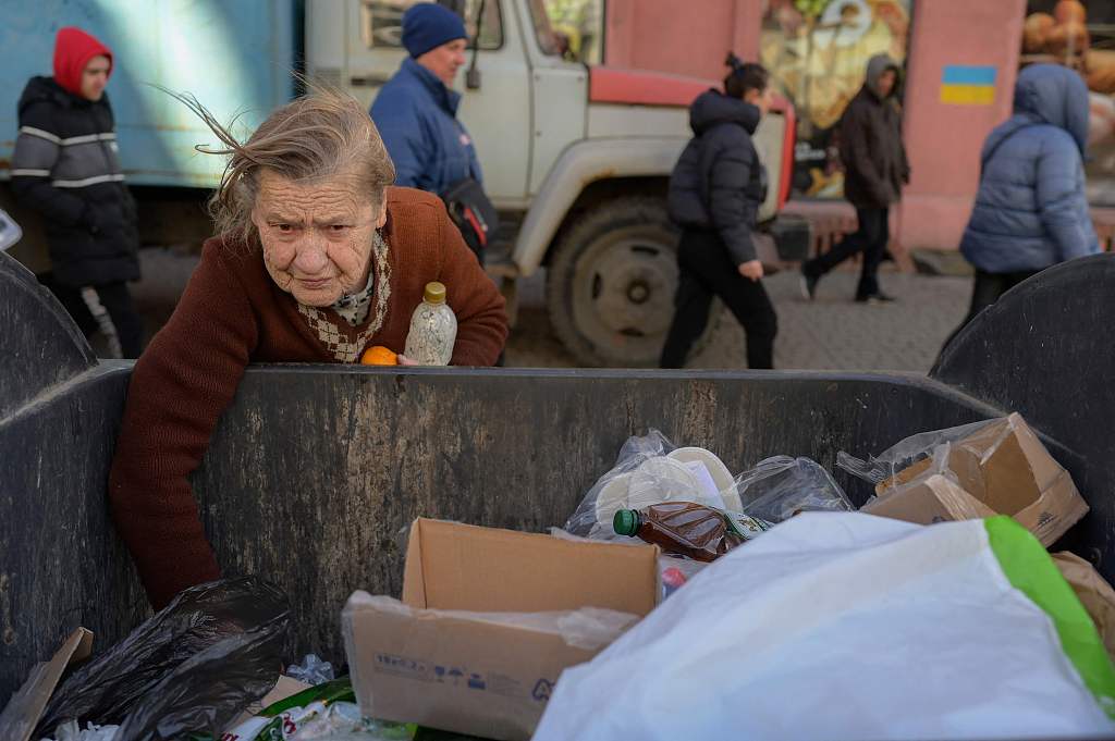 A Ukrainian woman looks for food in a garbage bin in the center of Odesa on March 9, 2022. Odessa. But the city of one million people close to the Romanian and Moldovan borders also holds a special place in the Russian imagination. /CFP