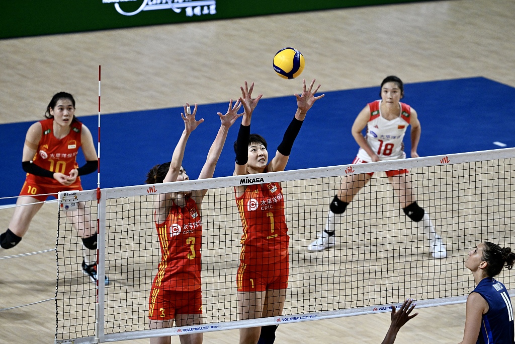 Chinese players block the ball over net during the Women's Volleyball Nations League game against Italy in Hong Kong, China, June 18, 2023. /CFP