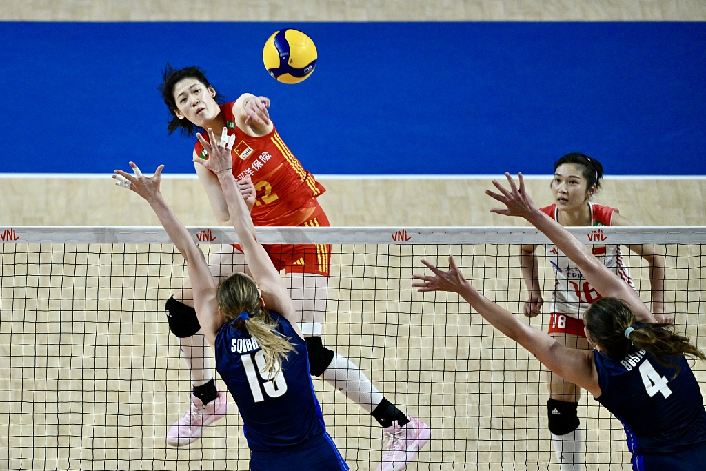 Chinese player Li Yingying (up) spikes the ball during the Women's Volleyball Nations League game against Italy in Hong Kong, China, June 18, 2023. /CFP