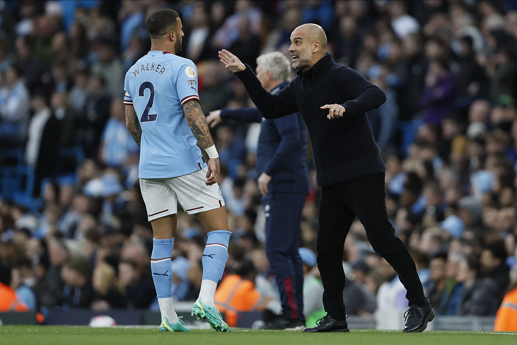 Pep Guardiola (R), manager of Manchester City, gives Kyle Walker instructions during the UEFA Champions League final against Inter Milan at the Ataturk Olympic Stadium in Istanbul, Türkiye, June 10, 2023. /CFP