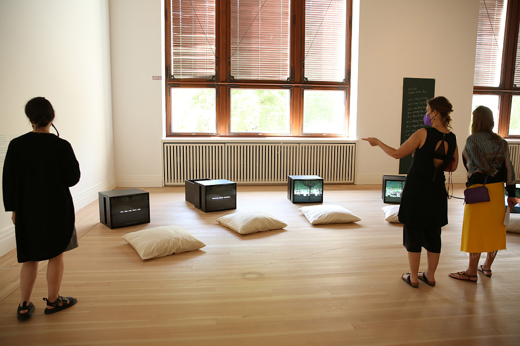Visitors appreciate works by Zheng Bo displayed at the Gropius Bau in Berlin, Germany, June 21, 2021. /CFP