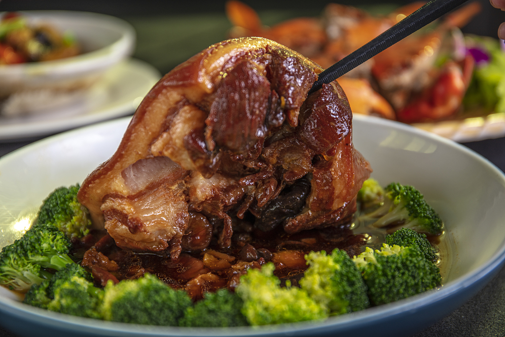 Dongpo pork knuckle is a specialty of Sichuan Province. /CFP