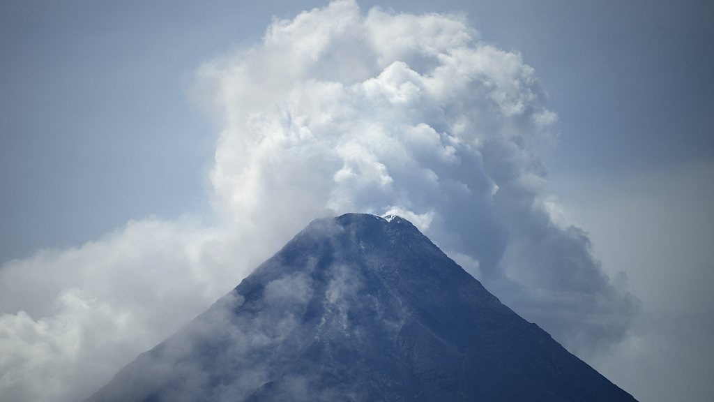 Mayon volcano spews hot vapors as seen from Malilipot, Albay province, northeastern Philippines, June 15, 2023. /CFP