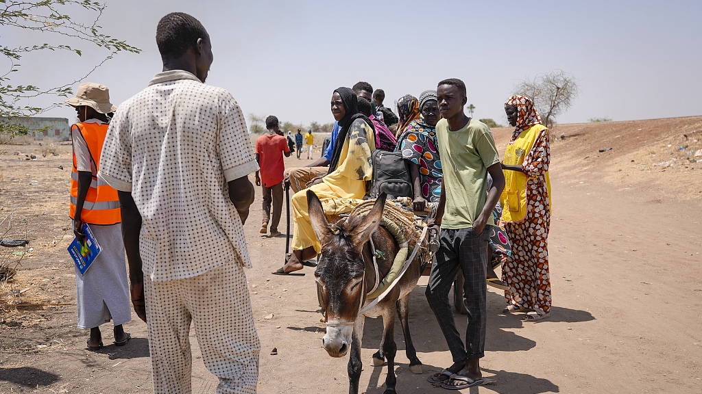 People cross the border from Sudan to South Sudan on a donkey cart and check in with border monitoring staff, at the Joda border crossing in South Sudan, May 16, 2023. /CFP