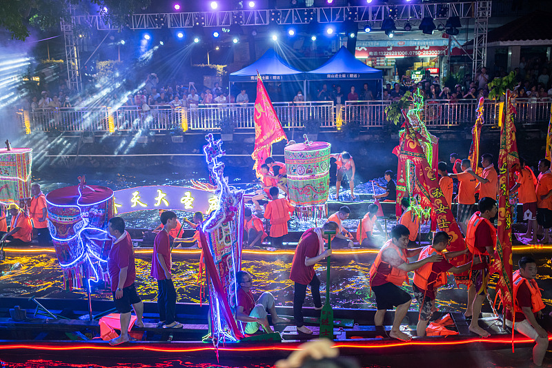 A dragon boat parade draws crowds in Foshan City, Guangdong Province, June 19, 2023. /CFP