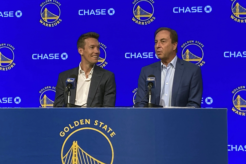 Mike Dunleavy Jr. (L), general manager of the Golden State Warriors, and the team's majority owner Joe Lacob, attend the press conference at the Chase Center in San Francisco, California, June 19, 2023. /CFP