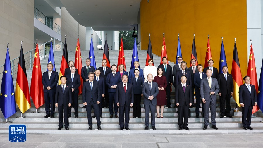 A group photo of visiting Chinese Premier Li Qiang, German Chancellor Olaf Scholz and attendees of the seventh China-Germany inter-governmental consultation in Berlin, Germany, June 20, 2023. /Xinhua