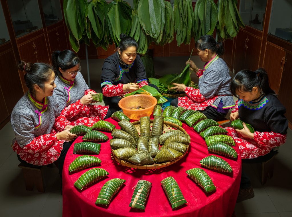 People in Guangxi Zhuang Autonomous Region make large zongzi with meat fillings to celebrate the Dragon Boat Festival. /CFP 