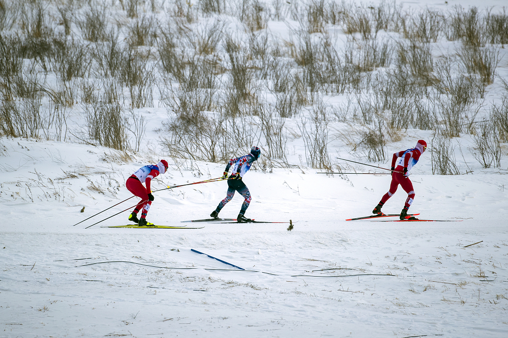 Skiers compete during the men's cross-country skiing event at the Beijing 2022 Winter Olympic Games in Zhangjiakou, north China's Hebei Province, February 19, 2022. /CFP 
