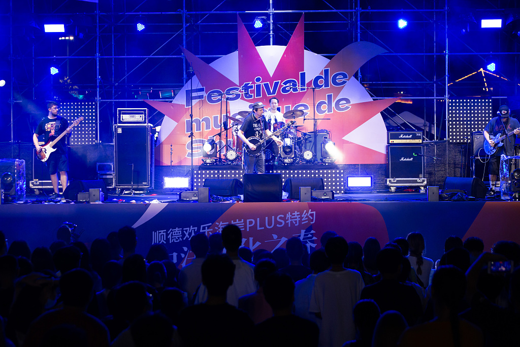 A band plays to the crowd at the Shunde Music Day at Shunde OCT Harbour PLUS in the Daliang area of Shunde in Foshan, Guangdong on April 29, 2023. / CFP