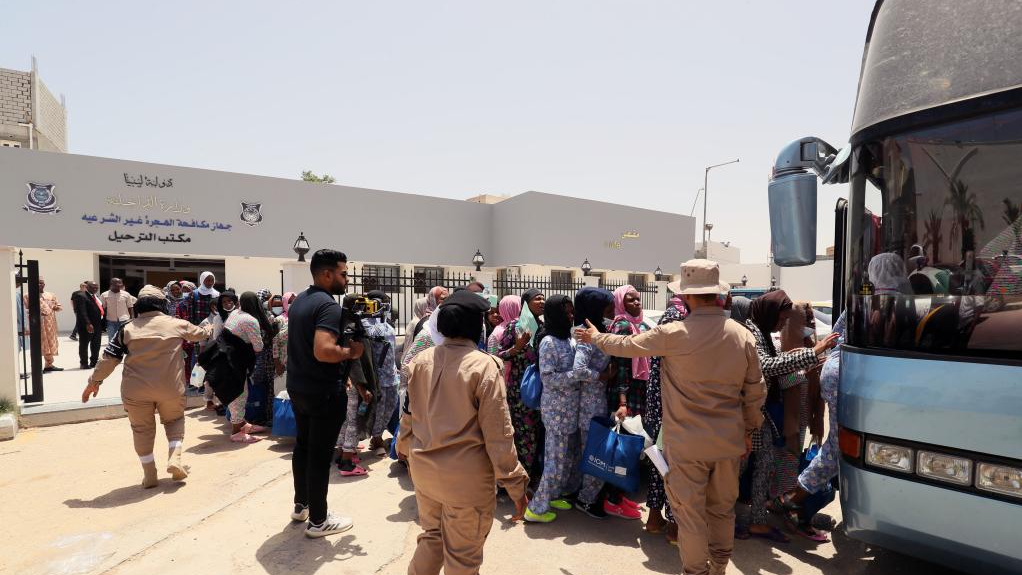 Illegal immigrants get on a bus outside a deportation office in Tripoli, Libya, June 20, 2023. The Libyan Illegal Immigration Control Department on Tuesday deported 165 female illegal immigrants to their home country of Nigeria. /Xinhua